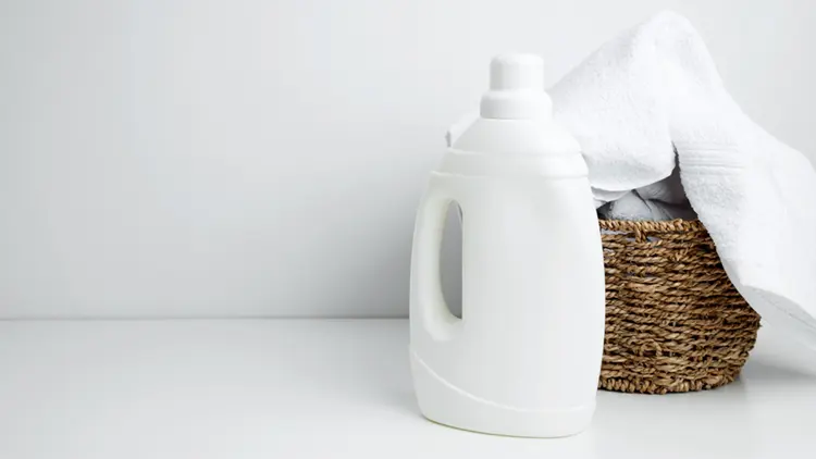 Non-toxic laundry detergent with soft white towels